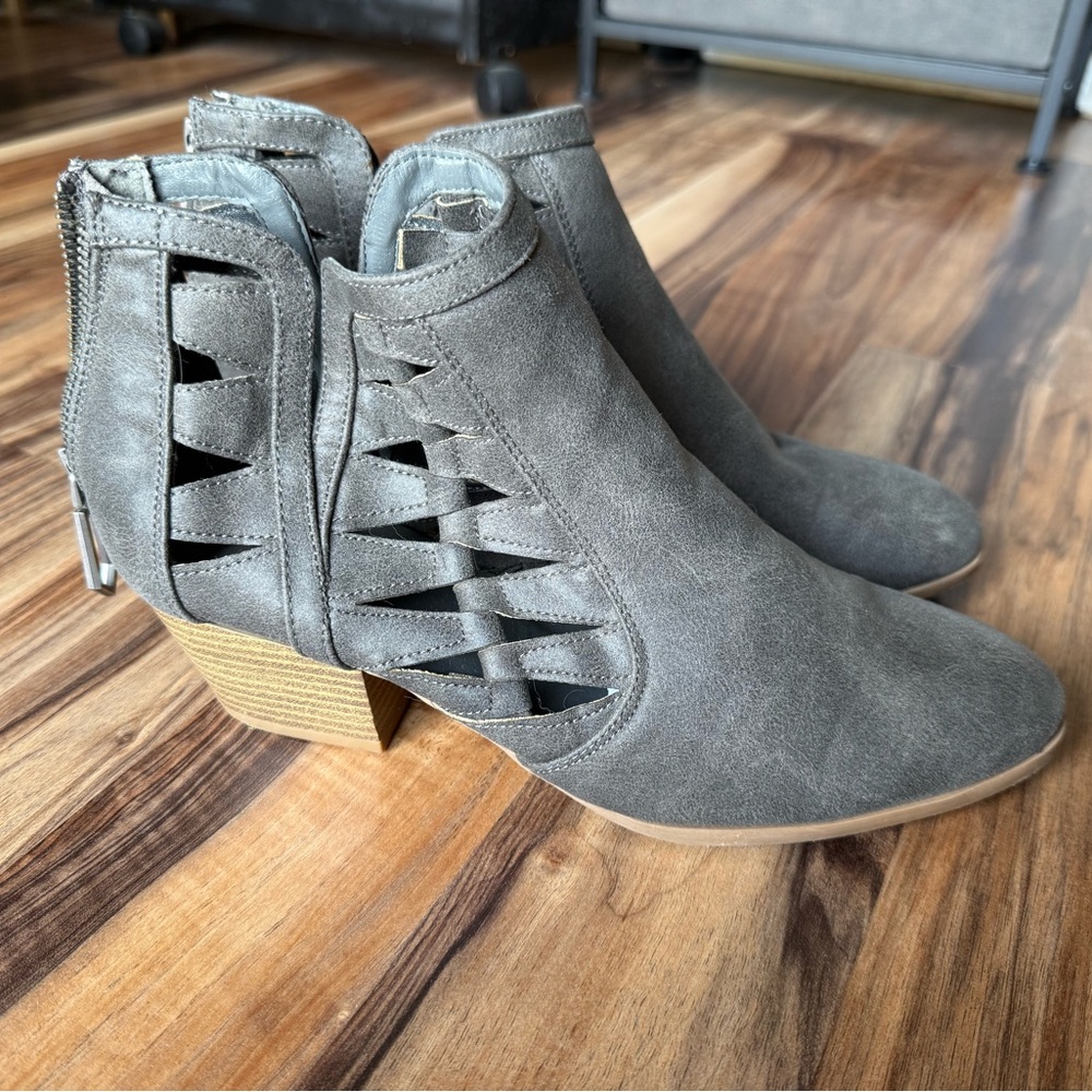 Womens Gray Cutout Ankle Booties - W 9